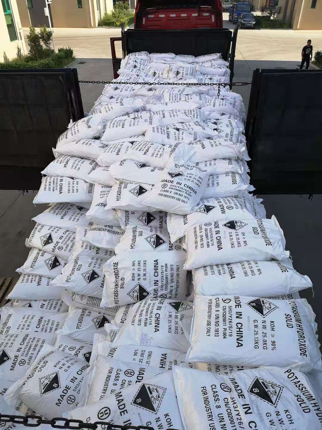 氫氧化鉀變成黑色的原因是什么？